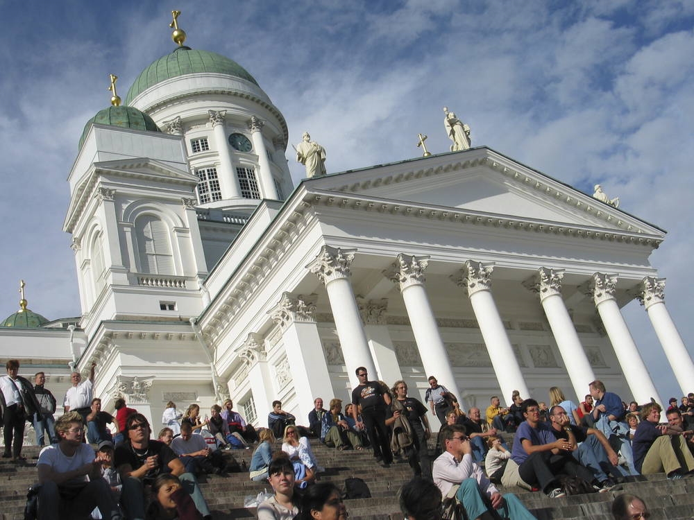 祝日やイベントがある日には、市民が集い埋め尽くされる階段。観光客もアイスクリームを食べながら日向ぼっこすれば、住んでいる気分が味わえる（画像提供：ヘルシンキ市）