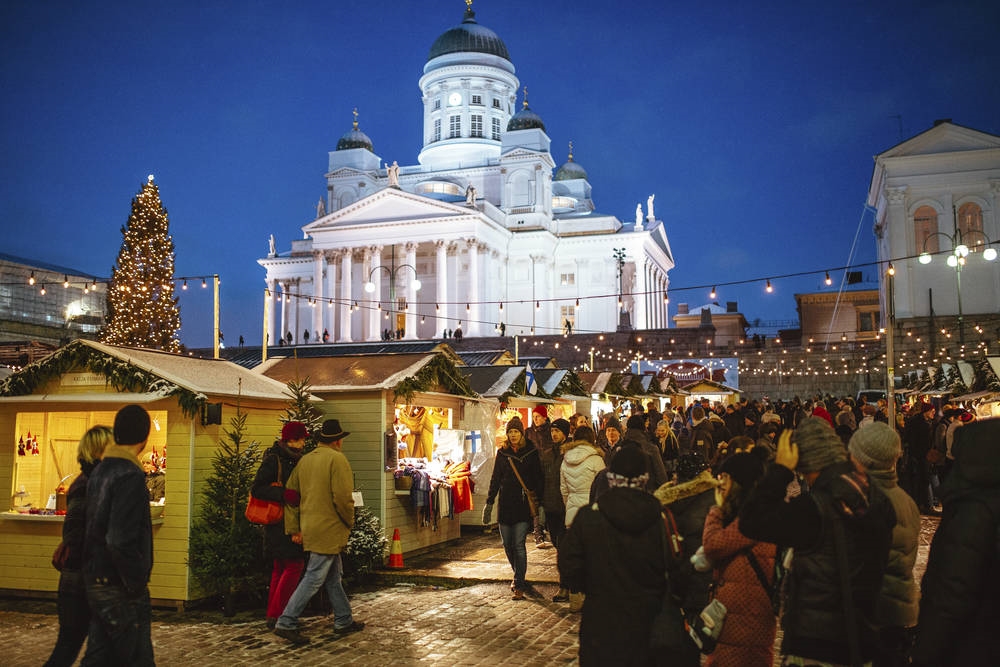 人々でにぎわうクリスマスマーケット。サンタクロースも露店を冷やかしながらぶらぶらしている（画像提供：City of Helsinki Media Bank）