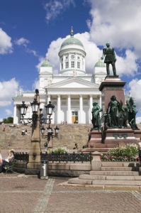 御影石が敷き詰められたフィンランド最大の市民広場、元老院広場（画像提供：City of Helsinki Media Bank）