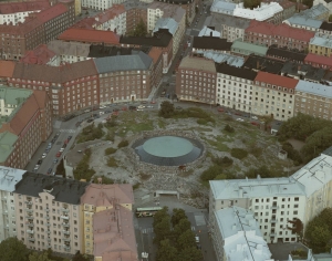 真上から見ると見事に岩の真ん中がくり抜かれているのが一目瞭然のテンッペリアウキオ教会（画像提供：City of Helsinki Media Bank）