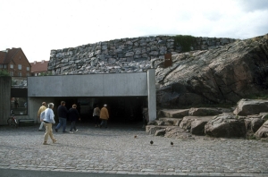 岩に囲まれた入り口が見つかるまで、ぐるぐると岩の周りを一周してしまうことも（画像提供：City of Helsinki Media Bank）